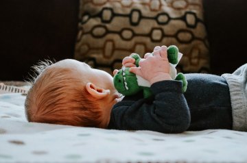 Jakich zasad przestrzegać, by proces zasypiania był dla dzieci przyjemny i przebiegał bez komplikacji? Kluczowe są odpowiednie przygotowanie sypialni, rytuały wieczorne oraz akcesoria wspomagające zasypianie np. świecące książeczki z rymowanymi bajkami