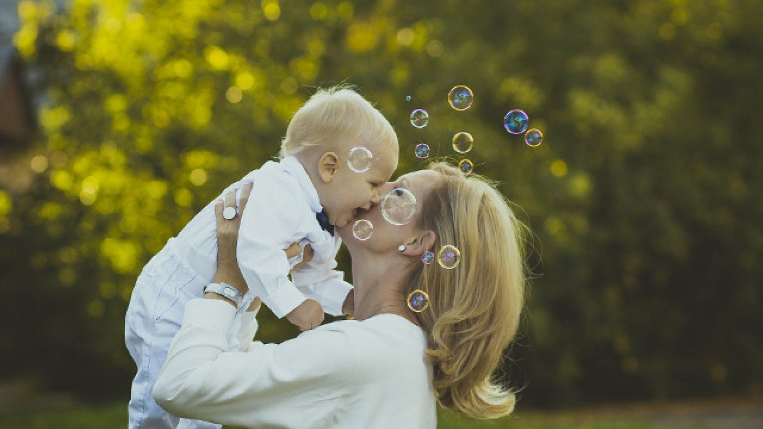 Fot. Pixabay / [url=https://pixabay.com/pl/szcz%C4%99%C5%9Bcie-dzieci-mama-sye-987394/]AnnaBricova[/url] / [url=https://pixabay.com/service/terms/#usage]CC0 Public Domain[/url]