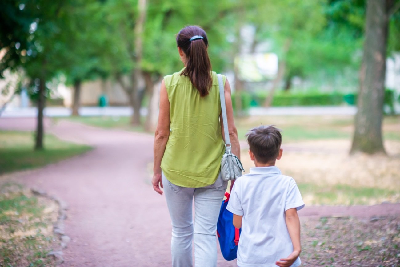 Taki widok pod szkołą zasmuca. Ten trend niszczy nasze dzieci?