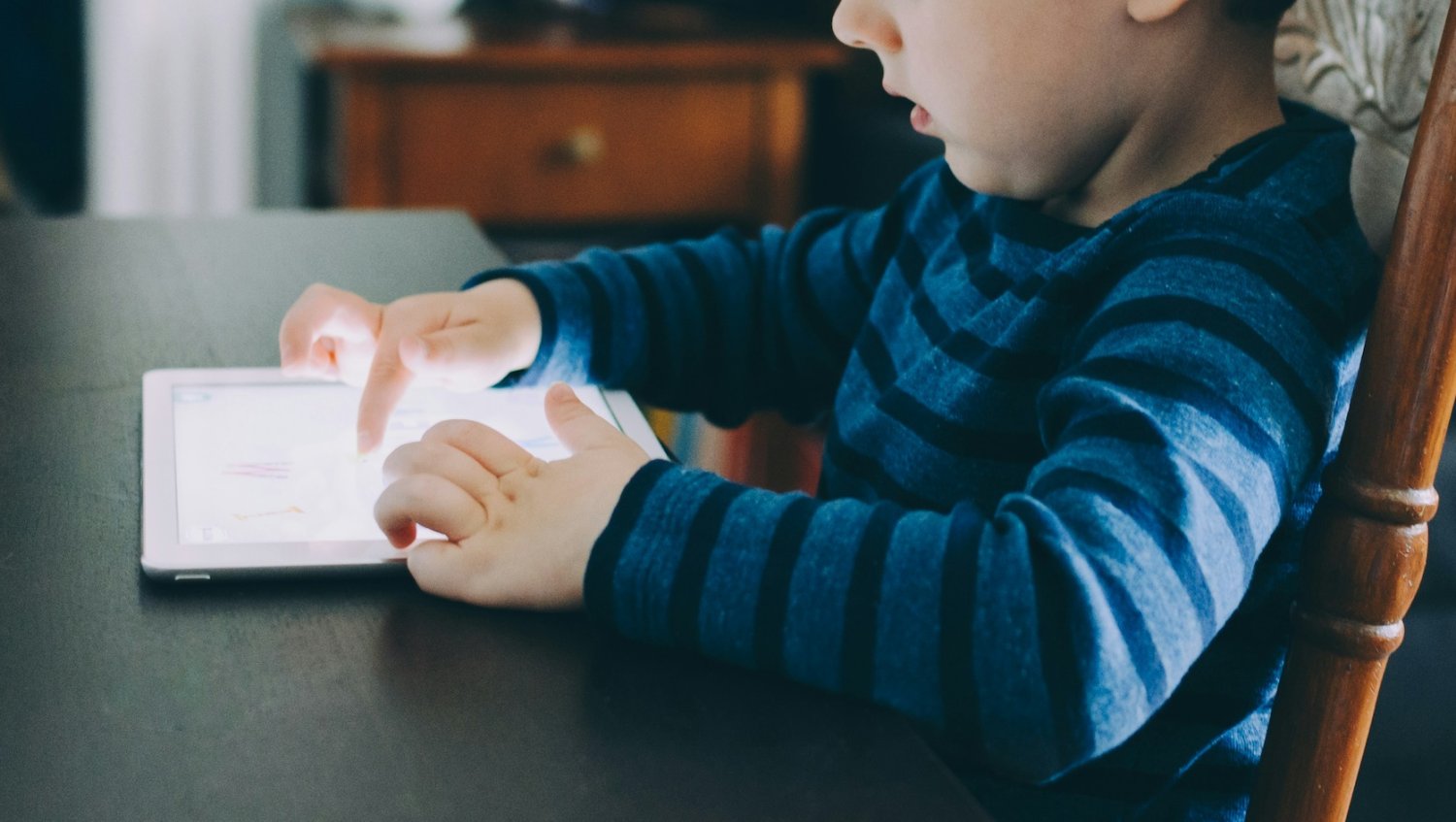 Wychowaliśmy dzieci, które nie potrafią jeść bez tabletu. "7-latek dopiero uczy się gryźć"