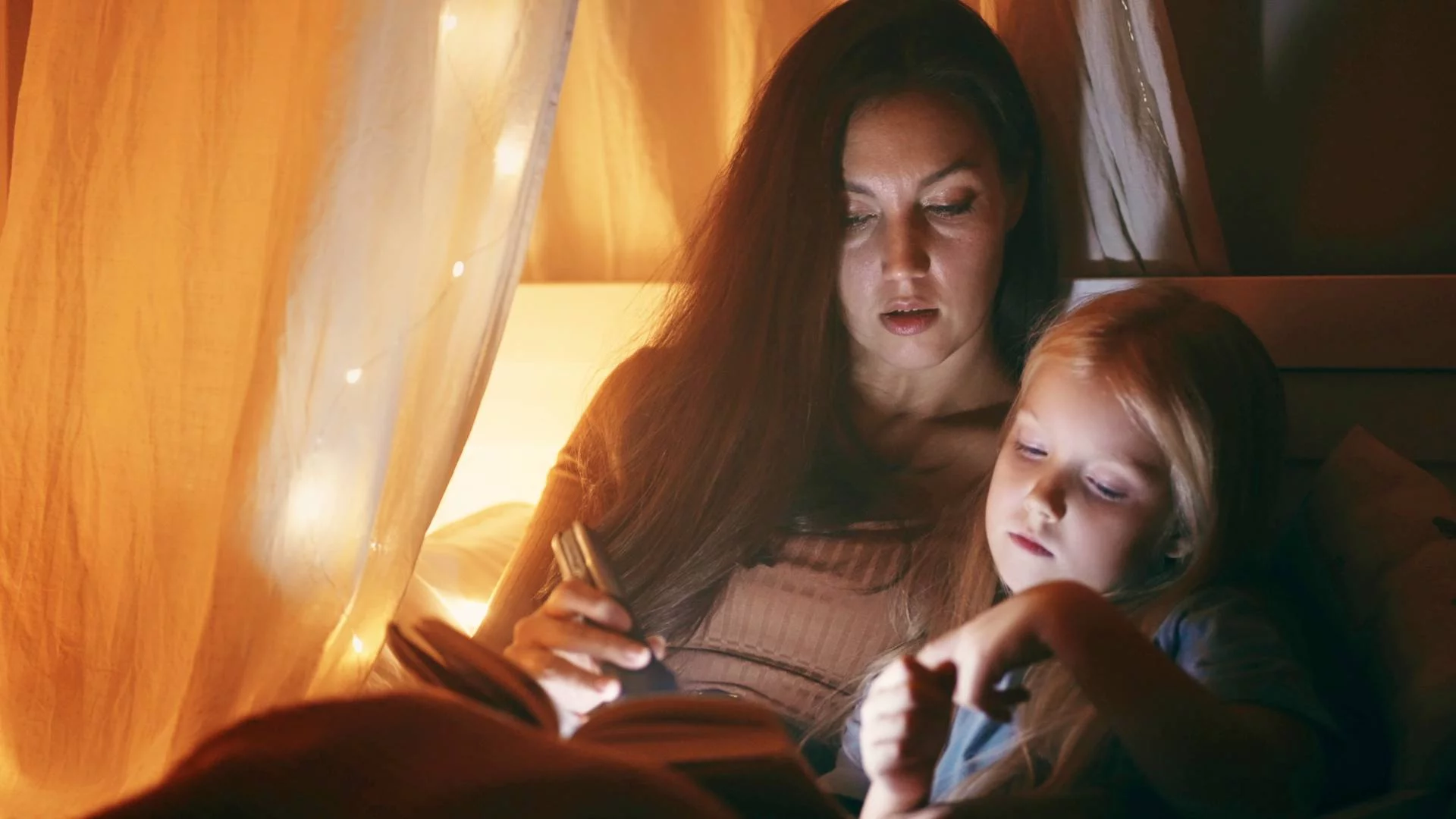 mama i córka czytają wspólnie książkę mama i córka czytają wspólnie książkę