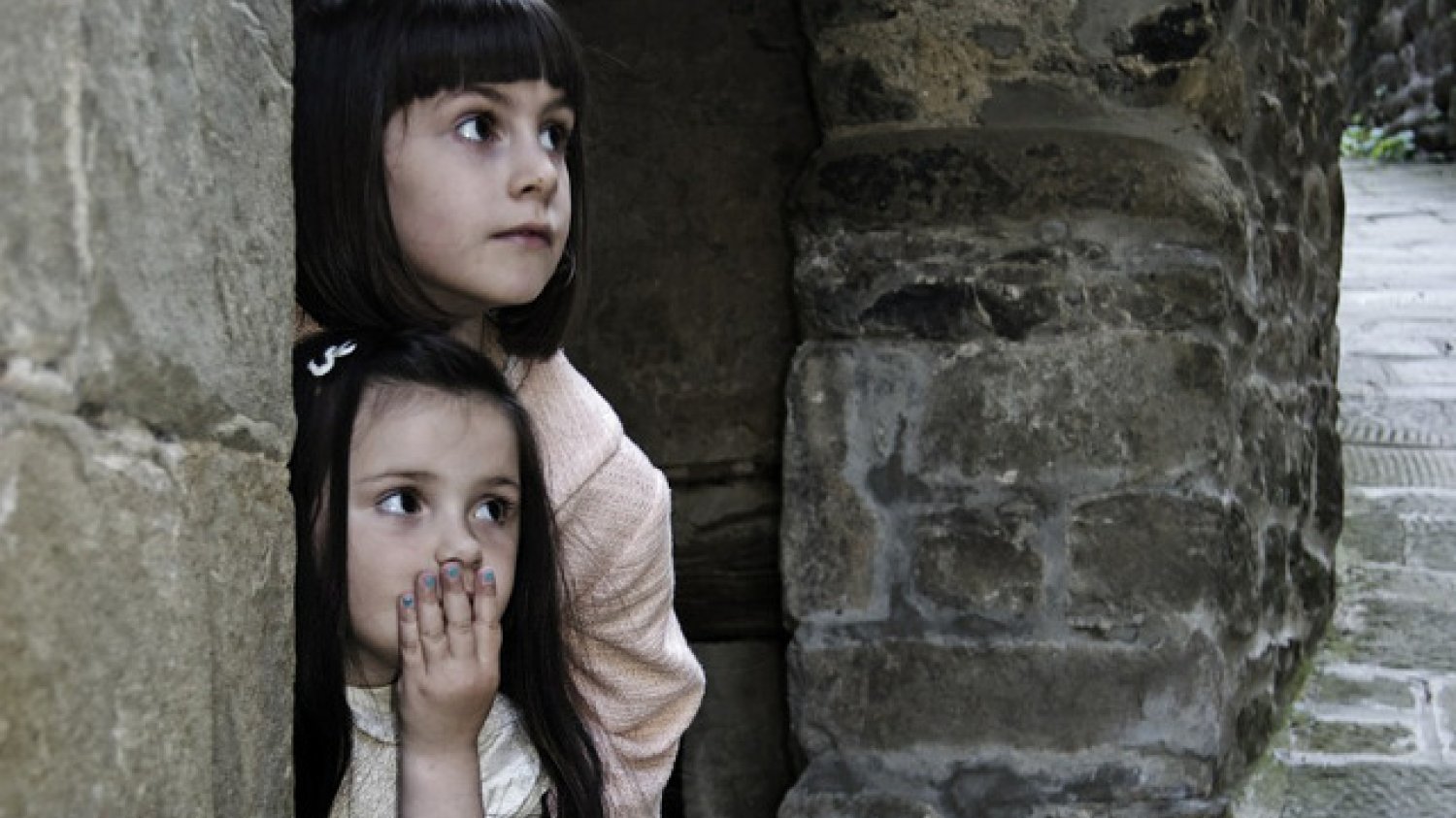 Fot. Pixabay / [url=https://pixabay.com/en/kids-children-girls-hiding-464652/]juandpaola[/url] / [url=https://pixabay.com/en/service/terms/#download_terms]CC0 Public Domain[/url]