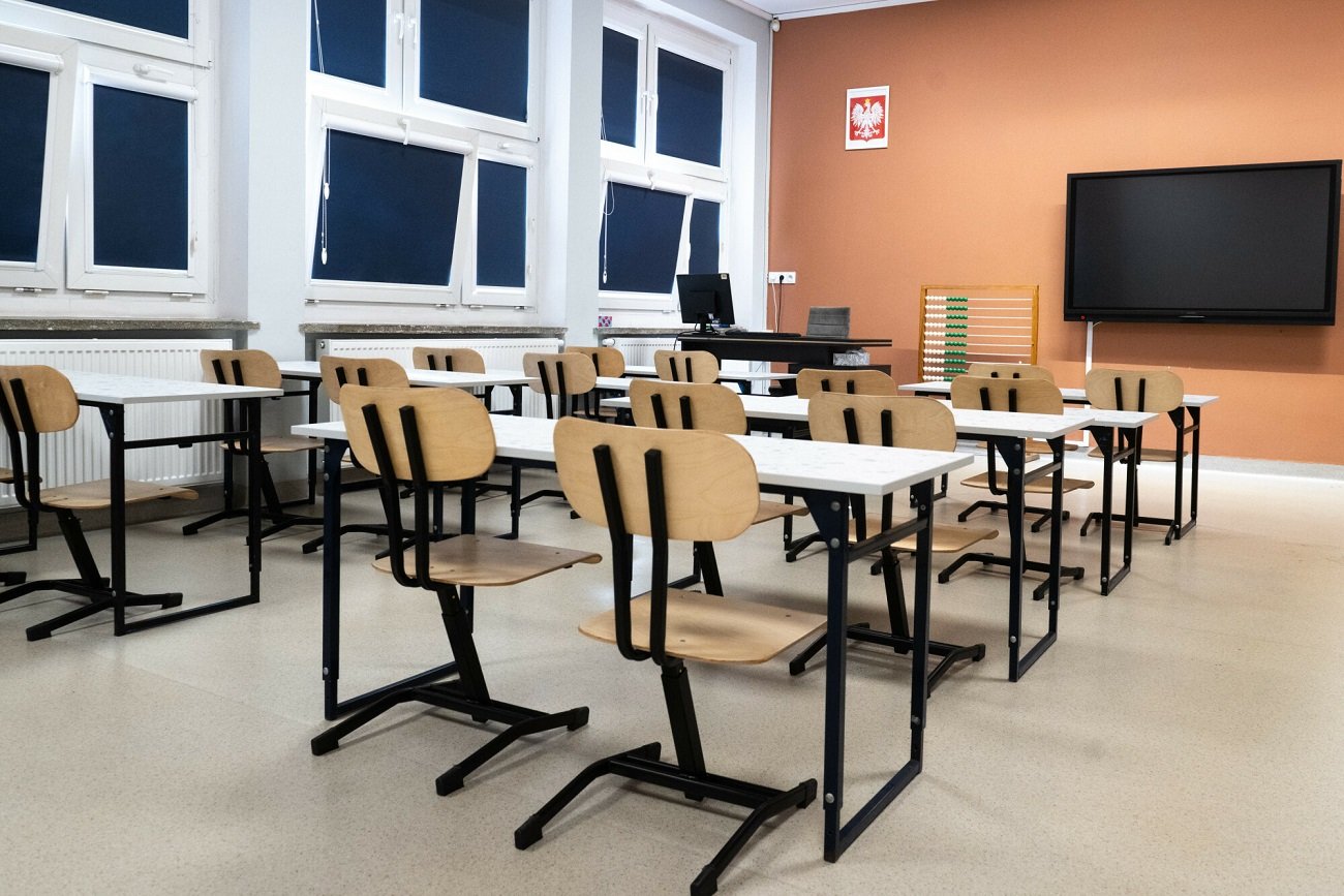 Nauczycielki otwierają okna w klasie. Nauczycielki otwierają okna w klasie.