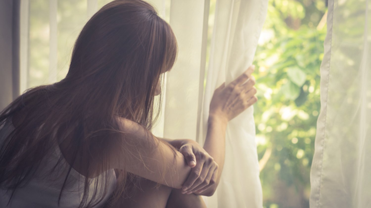 Fot. [url=http://www.shutterstock.com/pic-290172806/stock-photo-sad-girl-looking-out-of-window-vintage-filtered.html?src=csl_recent_image-1]Peerayot[/url]/Shutterstock