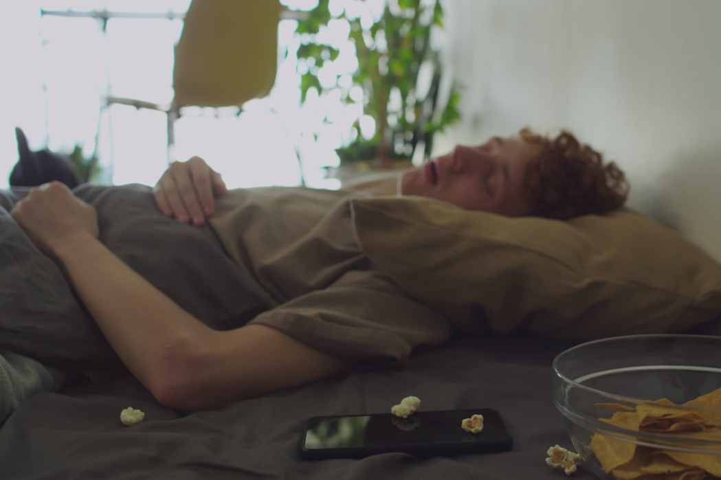 Nastolatki powinny mieszkać w Portugalii. Zegar biologiczny to potwierdza Nastolatek śpi