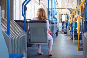 Kobieta jedzie autobusem miejskim. Kobieta jedzie autobusem miejskim.
