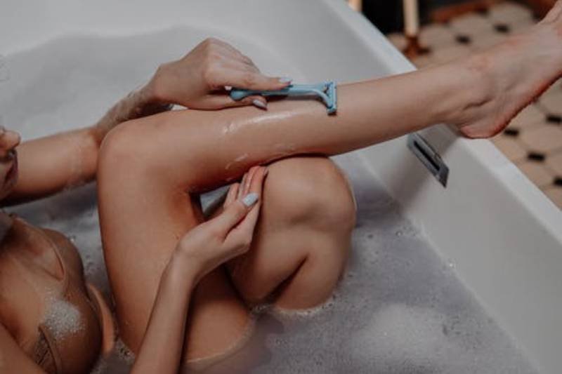 Jak się depilować bez podrażnień? Odżywka do włosów jest idealna do golenia