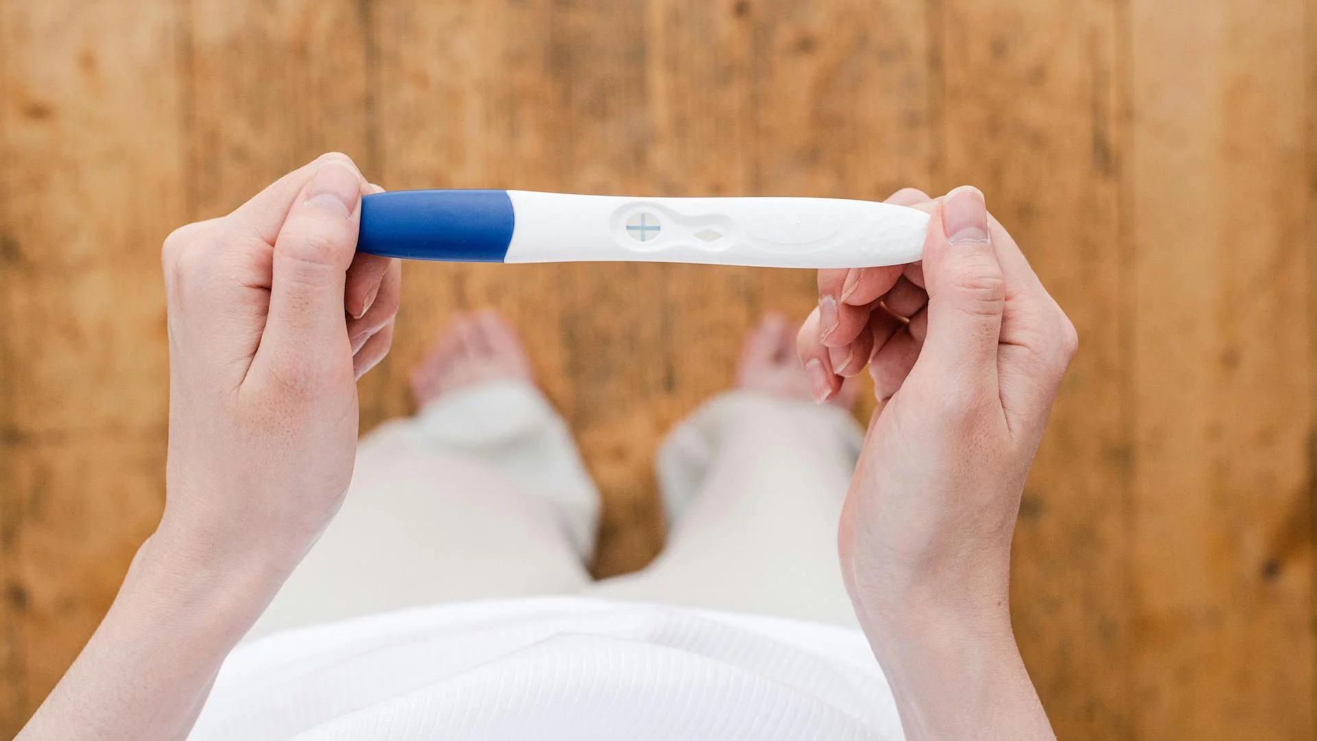 Zapytałam AI o idealny wiek na pierwsze dziecko. Liczba zaniepokoi część matek