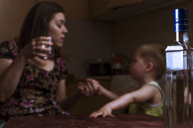 Wiele rodzin z problemem alkoholowych otrzymuje "bon 500 plus"