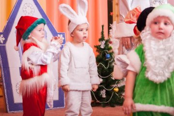 Dzieci podczas świątecznej zabawy w przedszkolu.