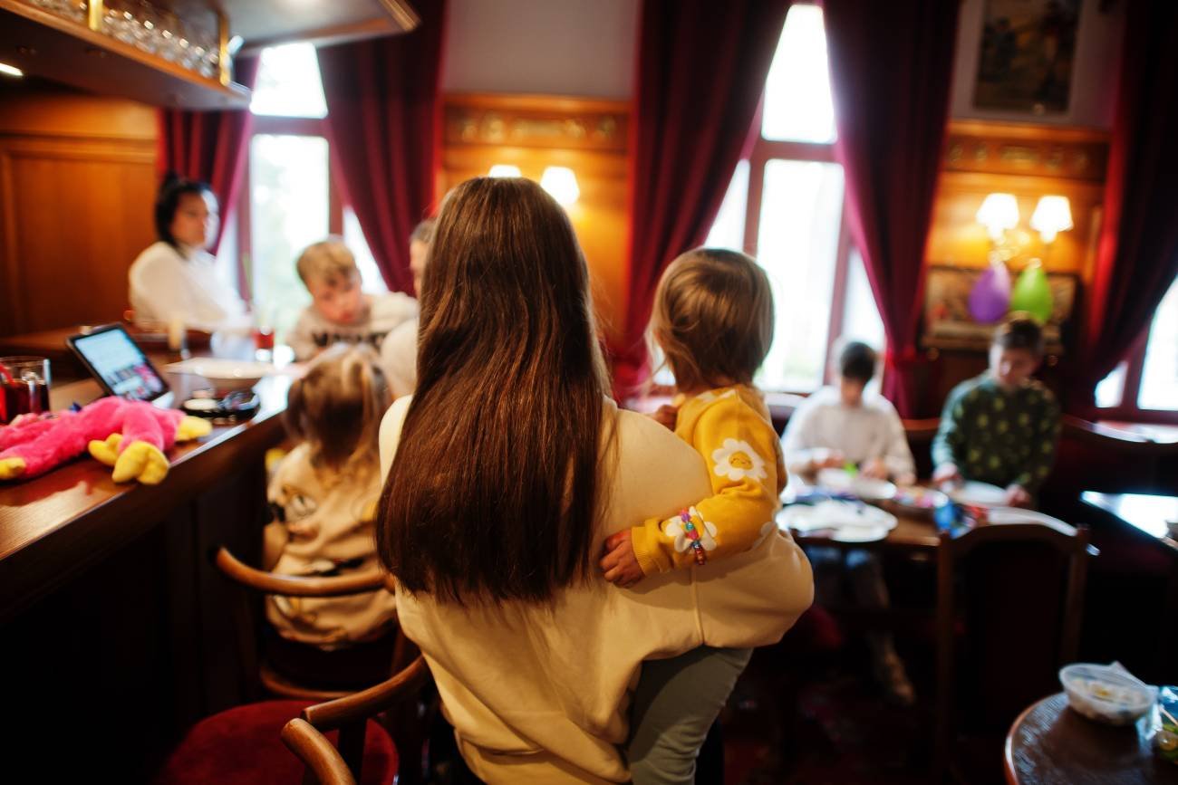 Kobieta z małym dzieckiem w restauracji.