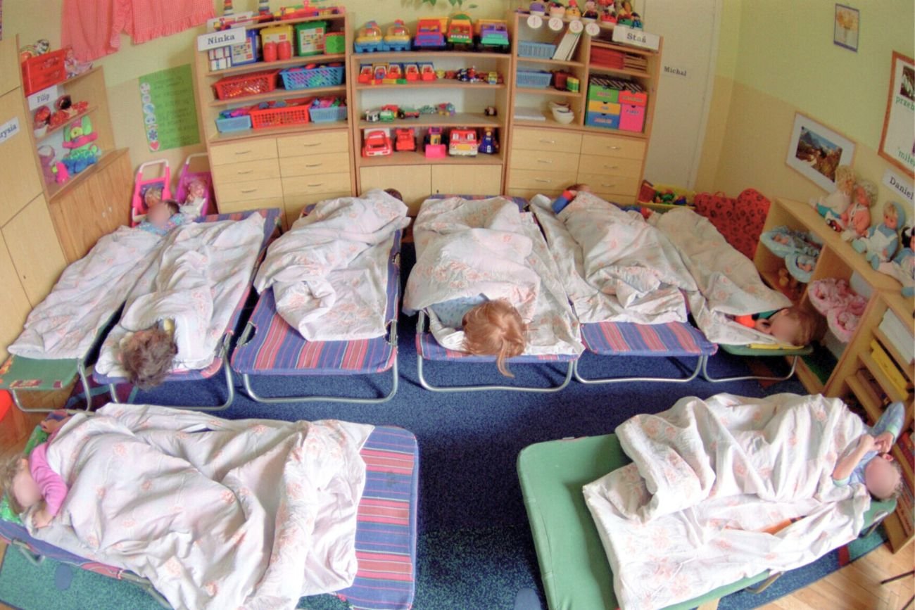 Przedszkolne leżakowanie: błogi spokój dla opiekunów, koszmar dla rodziców