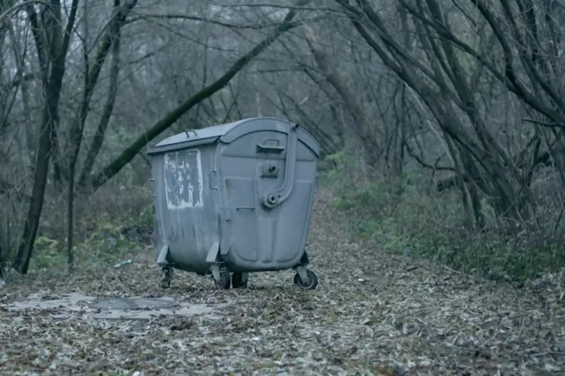 Spot zrealizowany przez Fundację w bardzo bezpośredni sposób traktuje problem, jakim jest porzucanie dzieci.