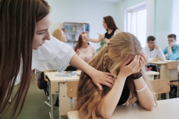 smutna uczennica w klasie uczennica w klasie