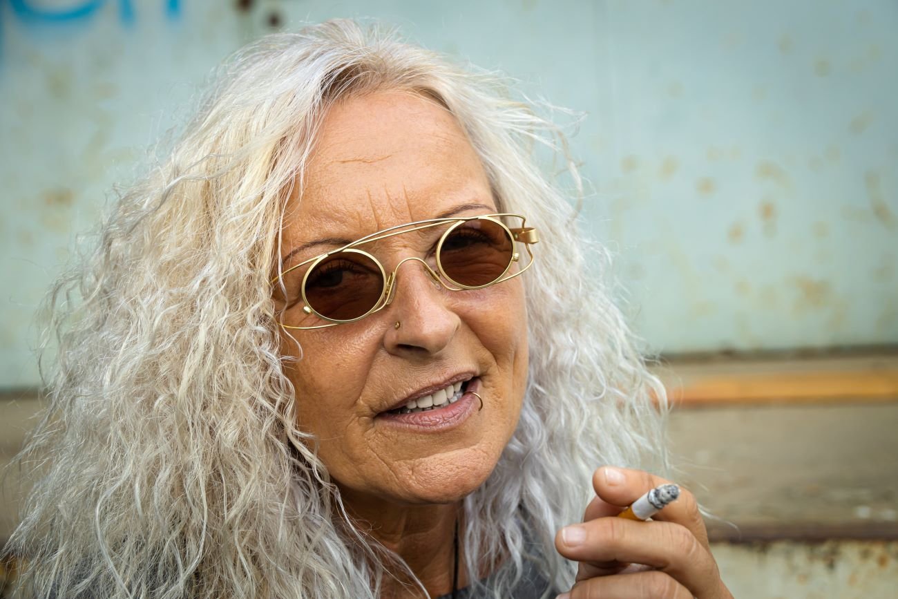 Babcia pali przy wnukach