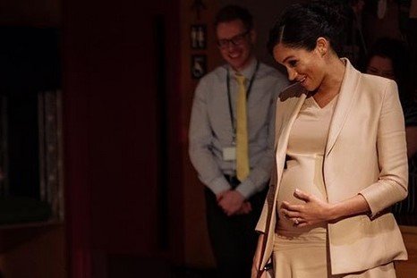 Fani nagrali jak royal baby kręci się w brzuchu Meghan