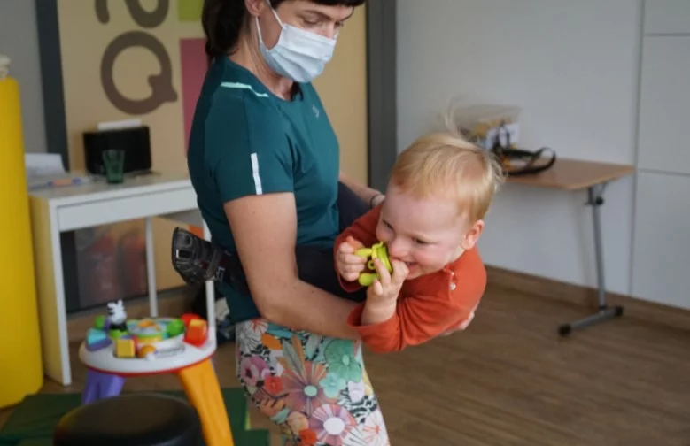 2-latek wymaga ciągłej rehabilitacji