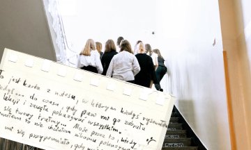 Uczennice na szkolnych schodach.