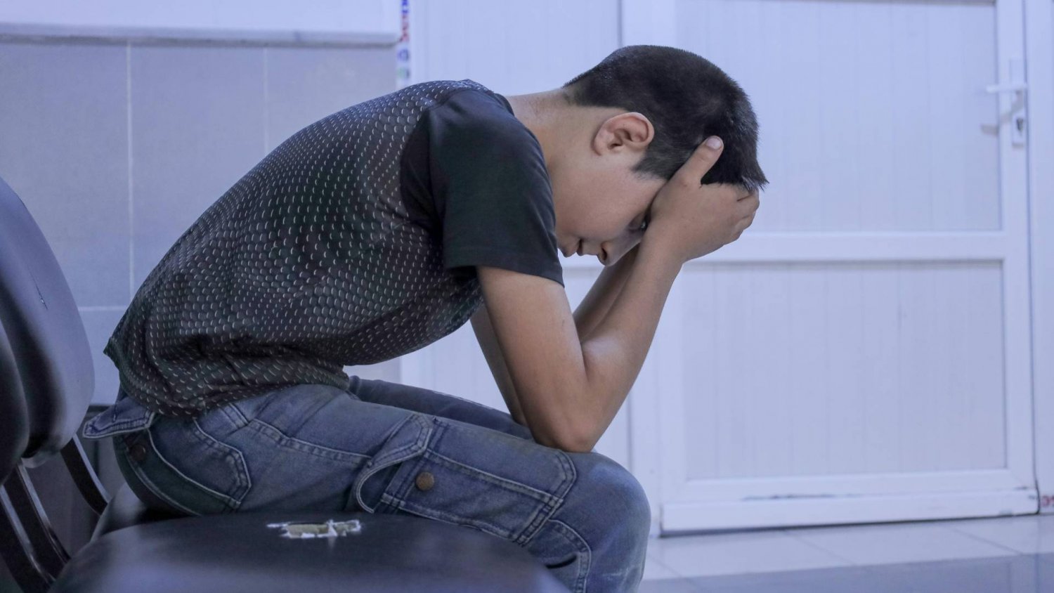 Mówi, iż wszystko dobrze i idzie do swojego pokoju. Tam zaczyna się jego prawdziwy dramat