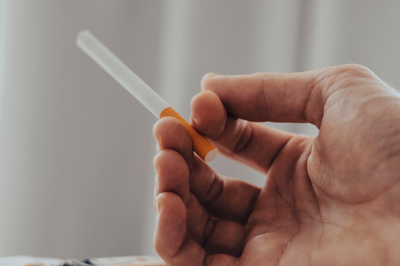 Nastolatek sięgnął po papierosa. jeżeli zareagujesz w ten sposób, problem tylko się pogłębi