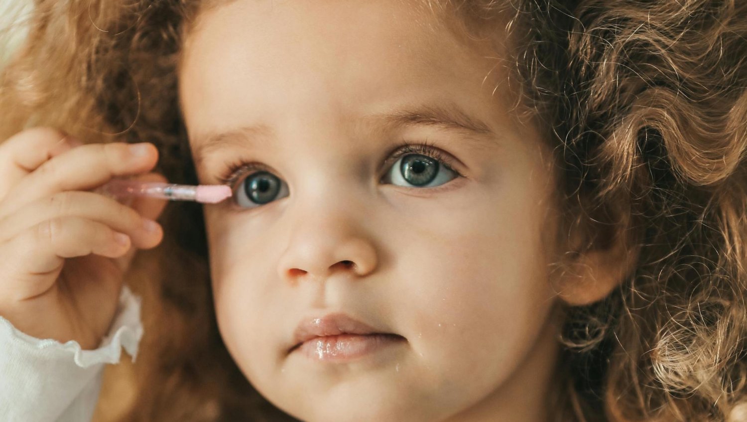 Dziewczynki używają kosmetyków na potęgę. Dermatolog: "Najmłodsza pacjentka miała 9 lat i dwie kosmetyczki"