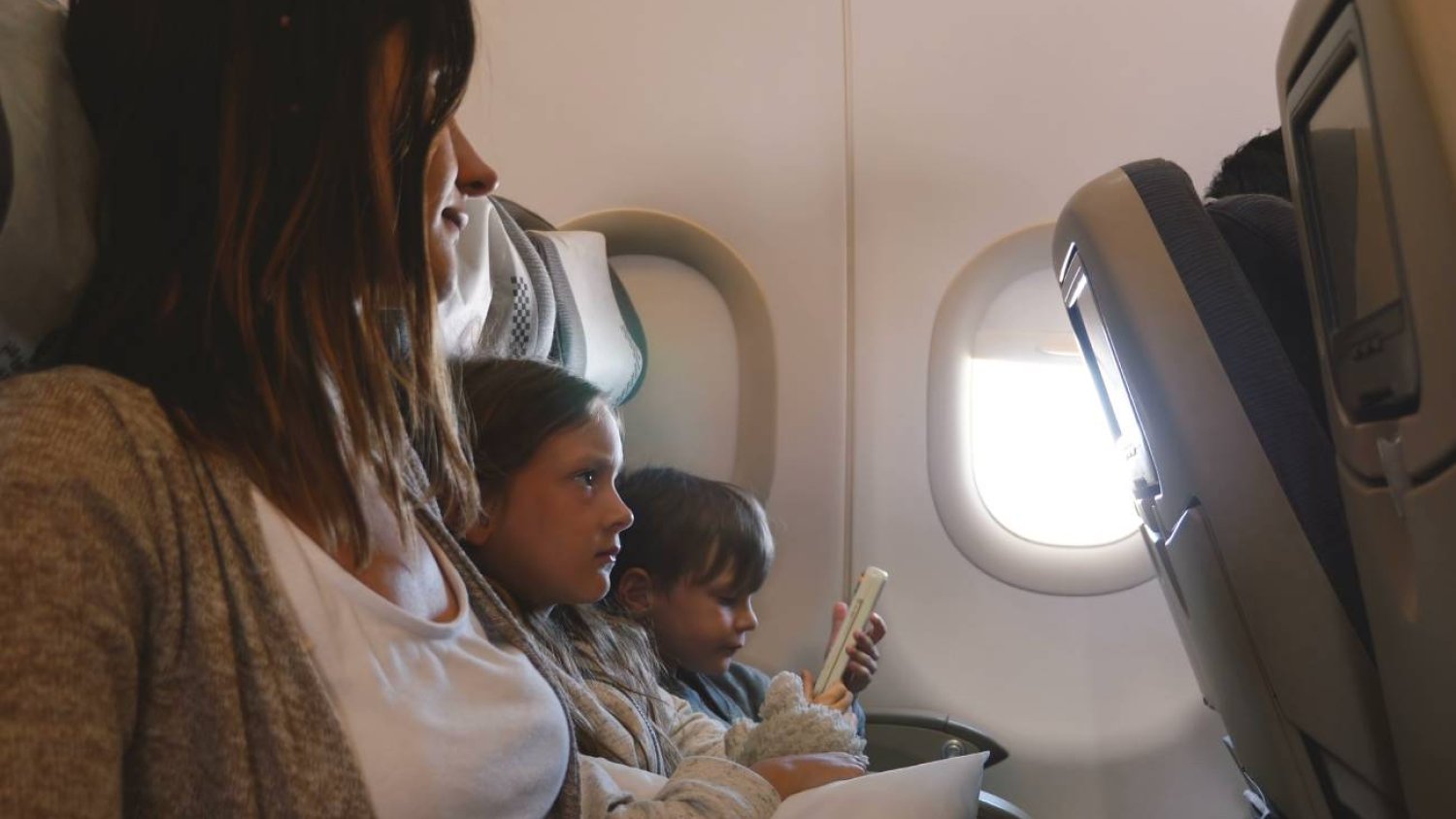 mama samodzielnie podróżująca samolotem z małymi dziećmi