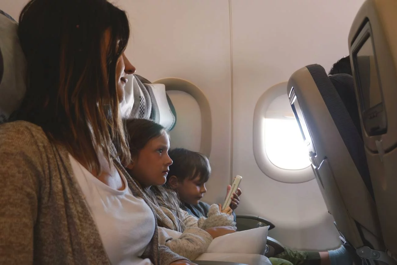 mama samodzielnie podróżująca samolotem z małymi dziećmi mama samodzielnie podróżująca samolotem z małymi dziećmi