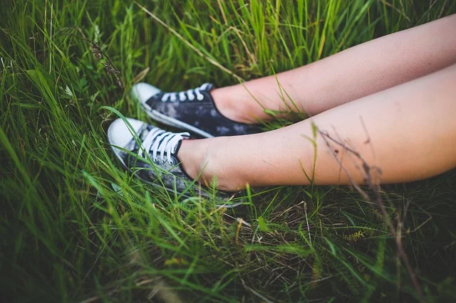 Fot. Pixabay/[url=https://pixabay.com/pl/dziewczyna-sneakers-m%C5%82odzie%C5%BC-trawa-791274/]kaboompics[/url] / [url=  http://pixabay.com/pl/service/terms/#download_terms]CC O[/url]