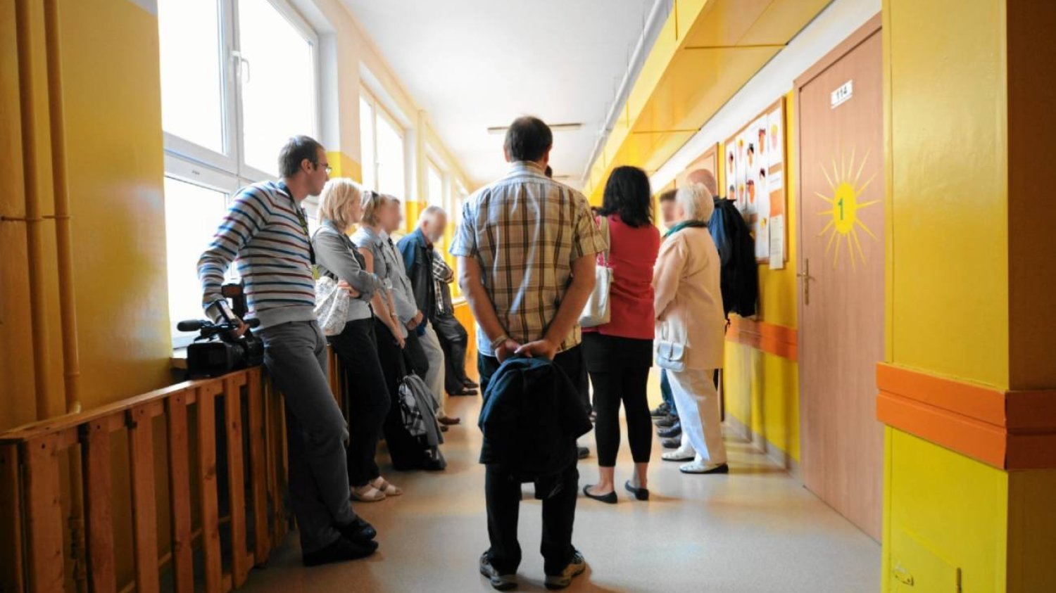 rodzice w szkole przed wywiadówką rodzice w szkole przed wywiadówką