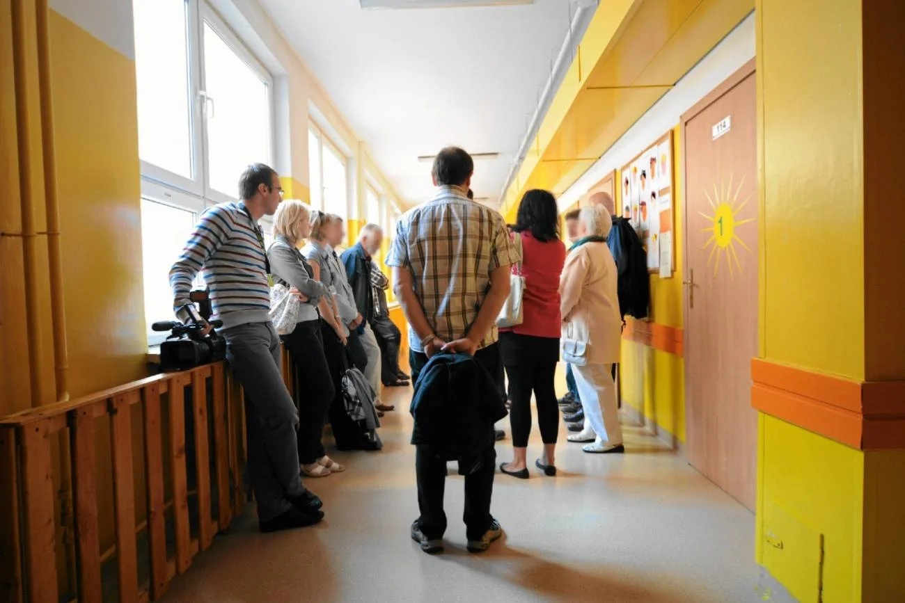 rodzice w szkole przed wywiadówką