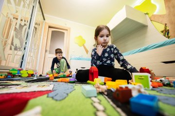Dzieci bawią się klockami. Dzieci bawią się klockami.