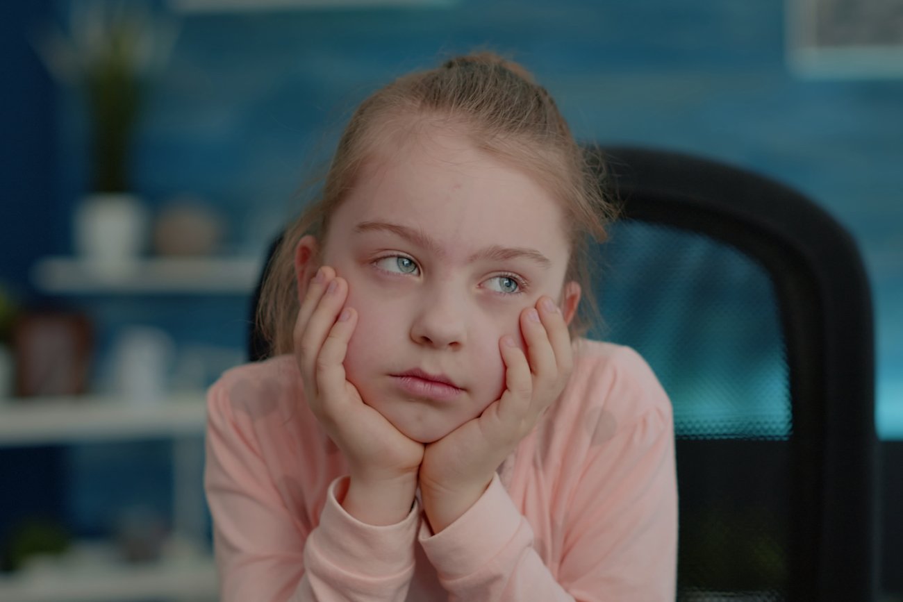 smutna dziewczynka