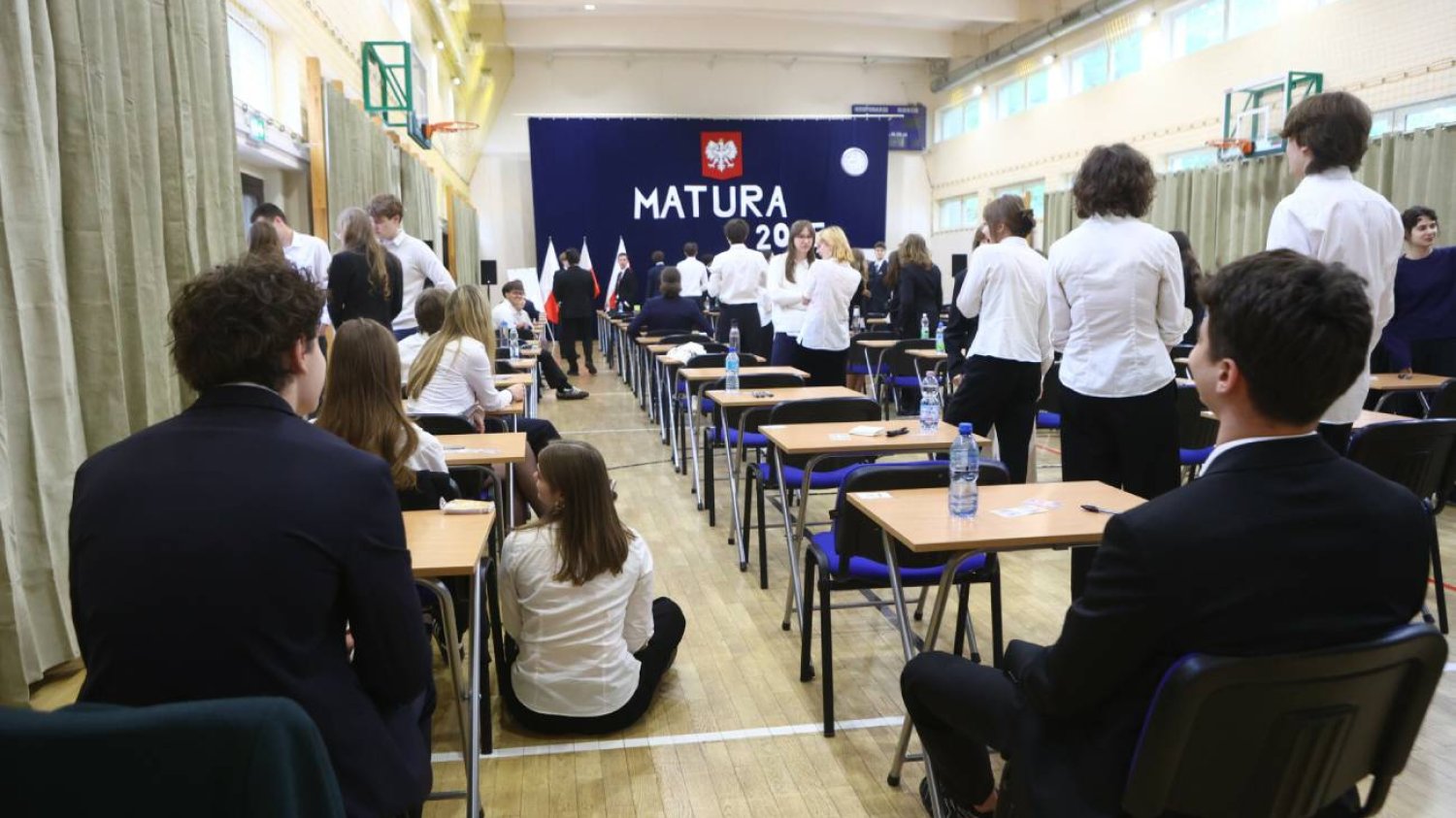 Młodzież na sali gimnastycznej przed maturą. Młodzież na sali gimnastycznej przed maturą.