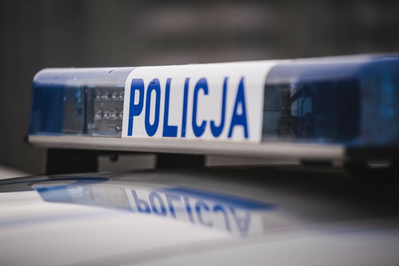 Samochód policyjny podczas interwencji.