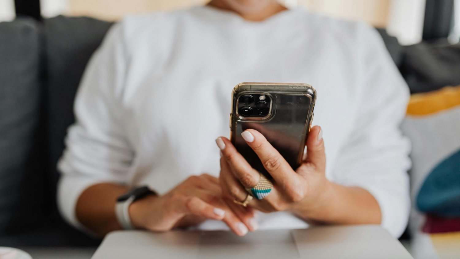 Myślisz, iż to tylko chwila na telefonie. Dla dziecka to sygnał, iż nie jest ważne