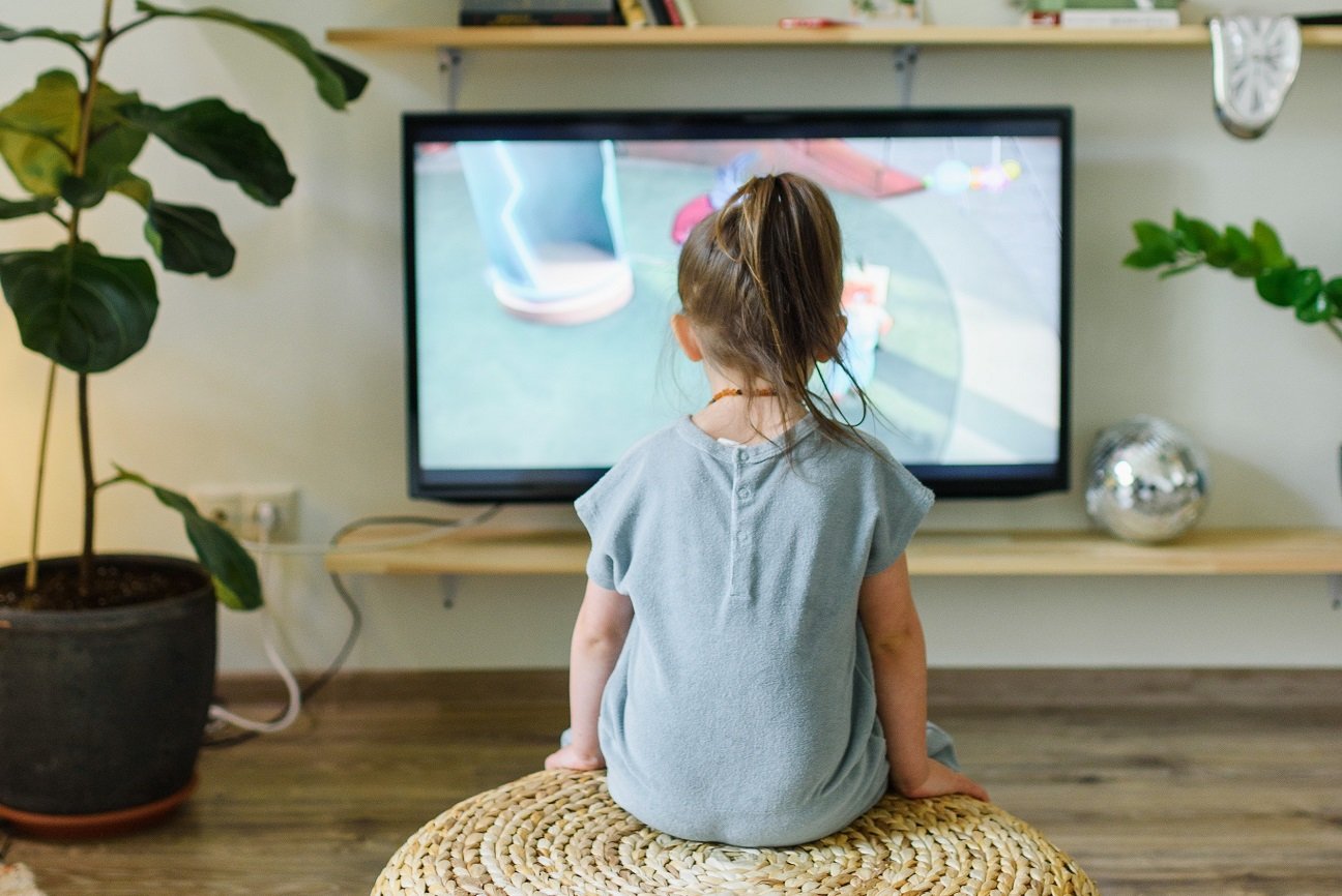 Dziecko ciągle chce oglądać bajki? Dzięki temu praktycznemu trikowi zapomni o TV