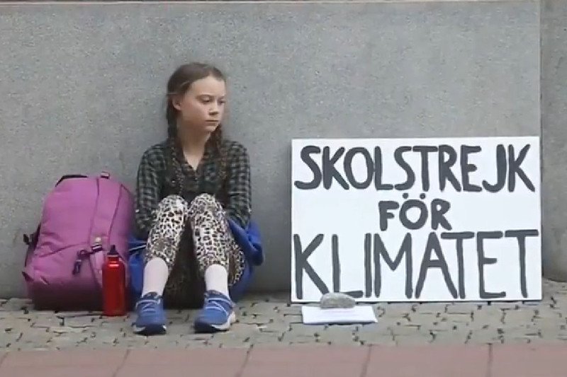 15-letnia Greta protestuje przed szwedzkim parlamentem przeciwko zmianom klimatu