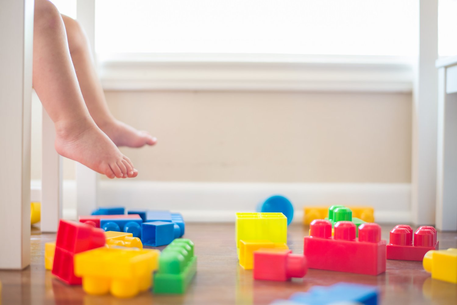 Zabawa klockami Lego wspiera rozwój umiejętności poznawczych, społecznych oraz rozwój mowy.