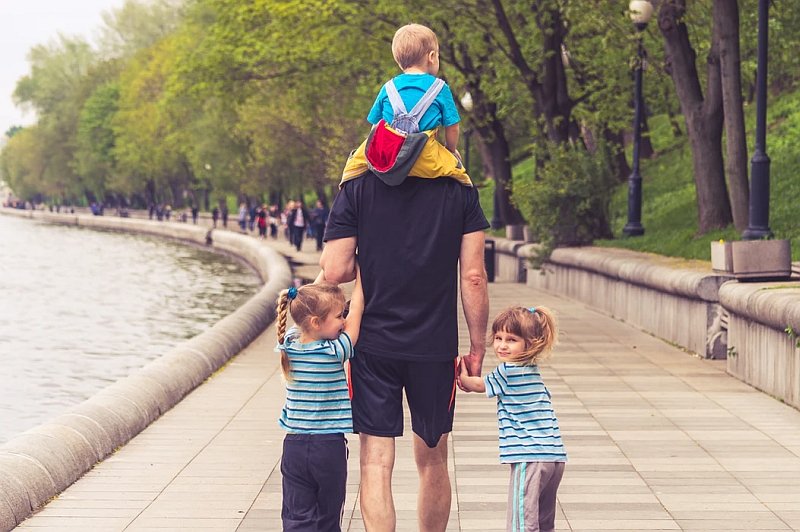 W ramach akcji "B jak bezpieczeństwo. B jak Bella Baby Happy" podpowiadamy, jak przy pomocy prostych zabaw ojcowie mogą budować pewność siebie i poczucie własnej wartości u swoich dzieci