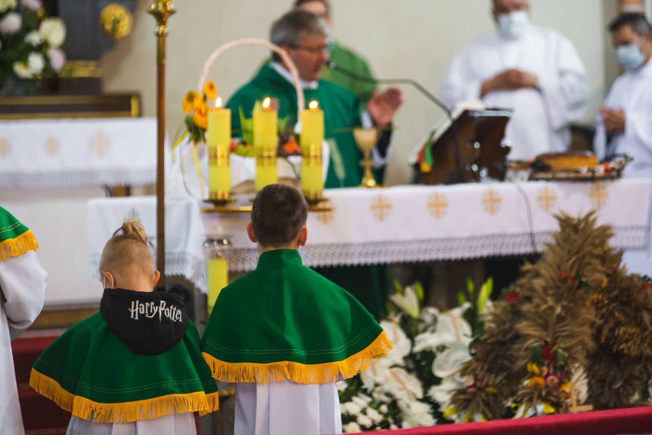 Ministranci służący do mszy odprawianej przez księdza.