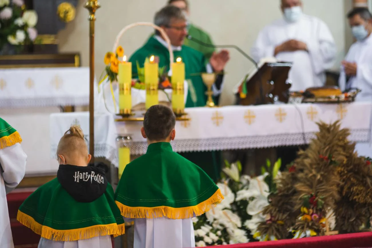 Ministranci służący do mszy odprawianej przez księdza.