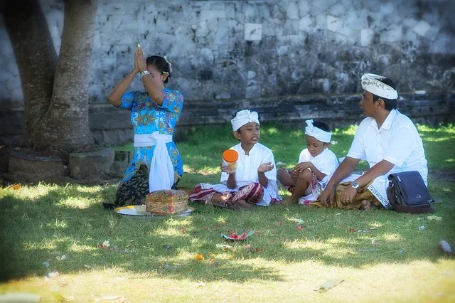 [url=http://pixabay.com/pl/rodzina-ojciec-matka-dzieci-bali-471484/]Pixabay[/url] / [url=http://pixabay.com/pl/service/terms/#download_terms]CC O[/url] Dzieci zawsze naśladują swoich rodziców.