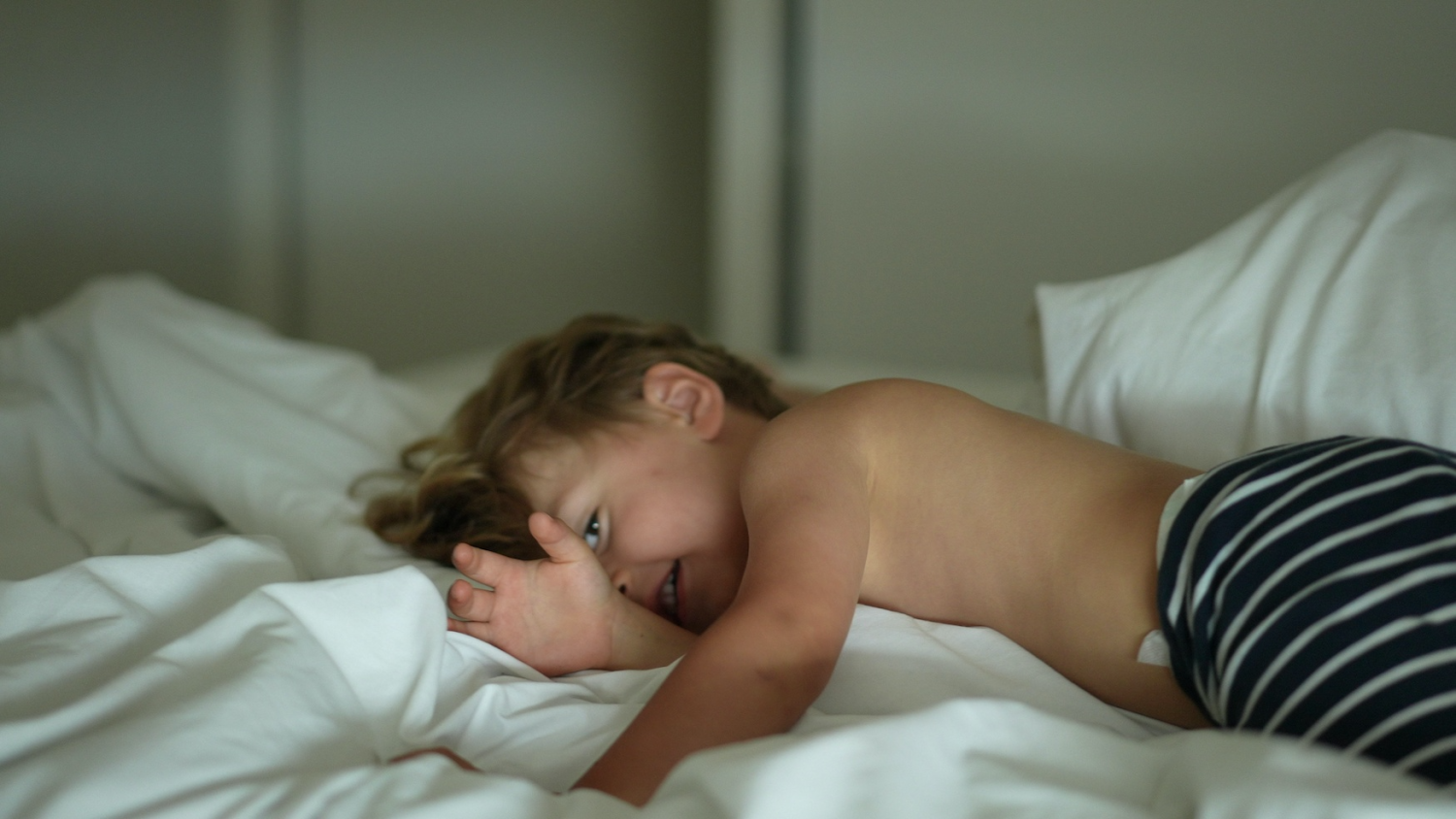 Oto, dlaczego powinnaś nauczyć dziecko ścielenia łóżka. "To coś więcej niż nauka porządków"