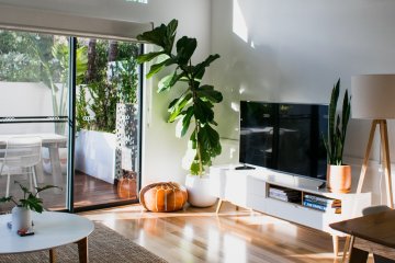 Telewizor wnętrze jasne taras