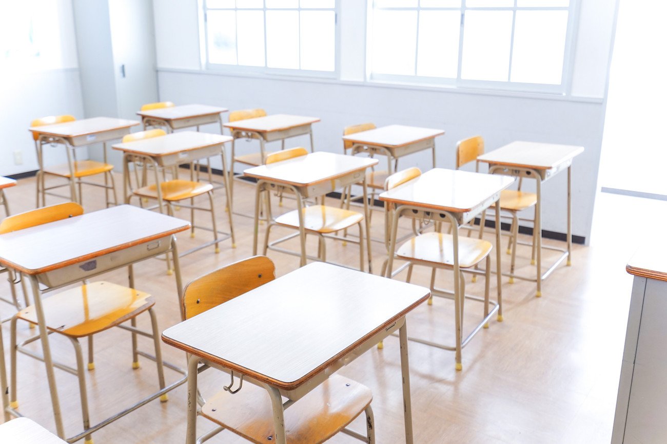 pusta klasa w szkole pusta klasa