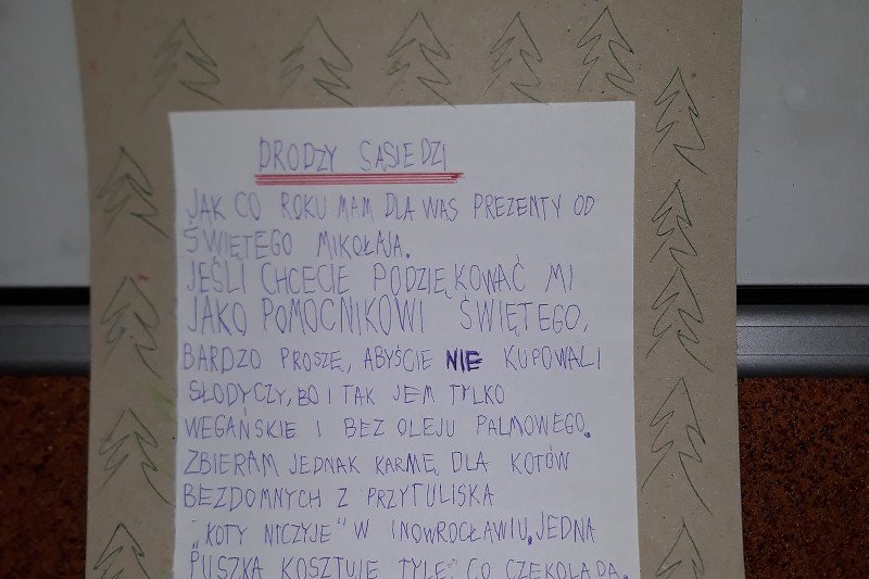 Kacper rozdaje sąsiadom upominki. Przy okazji zbiera karmę dla kotów z przytuliska w Inowrocławiu