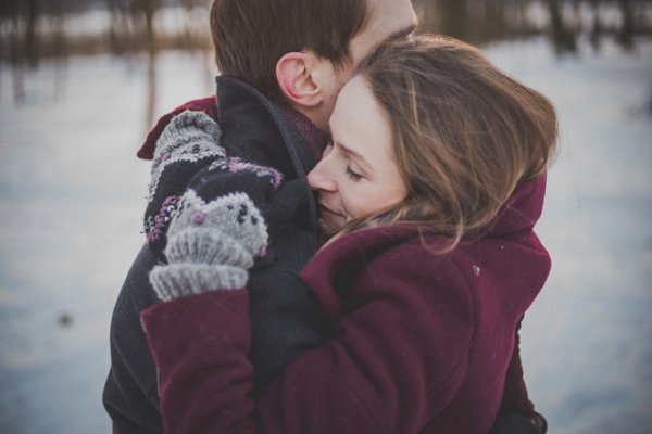 Fot. Pexels / [url=https://www.pexels.com/photo/couple-love-together-hug-45644/]freestocks.org[/url]/[url=https://www.pexels.com/photo-license/]CC0 License[/url]