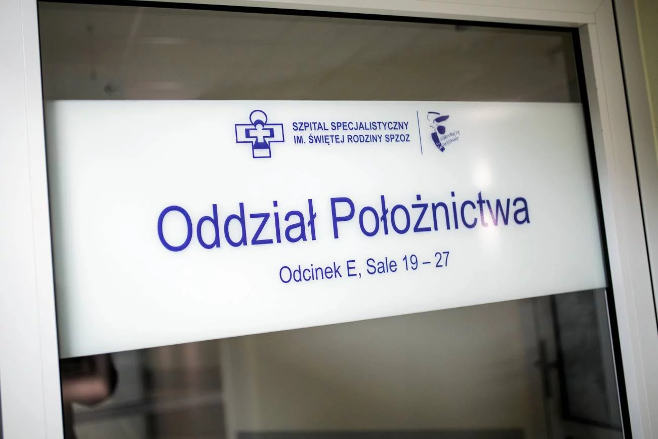 Traumatyczny poród w warszawskim szpitalu. Położna oskarżona o przemoc Na zdjęciu Szpital im. Świętej Rodziny w Warszawie – tam położna miała stosować przemoc wobec rodzących