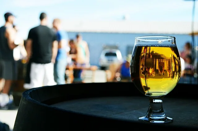 Fot. Pixabay/[url=http://pixabay.com/pl/piwo-nap%C3%B3j-pi%C4%87-alkohol-szk%C5%82o-681807/]tykejones[/url] / [url=http://bit.ly/CC0-PD]CC0 Public Domain[/url]
