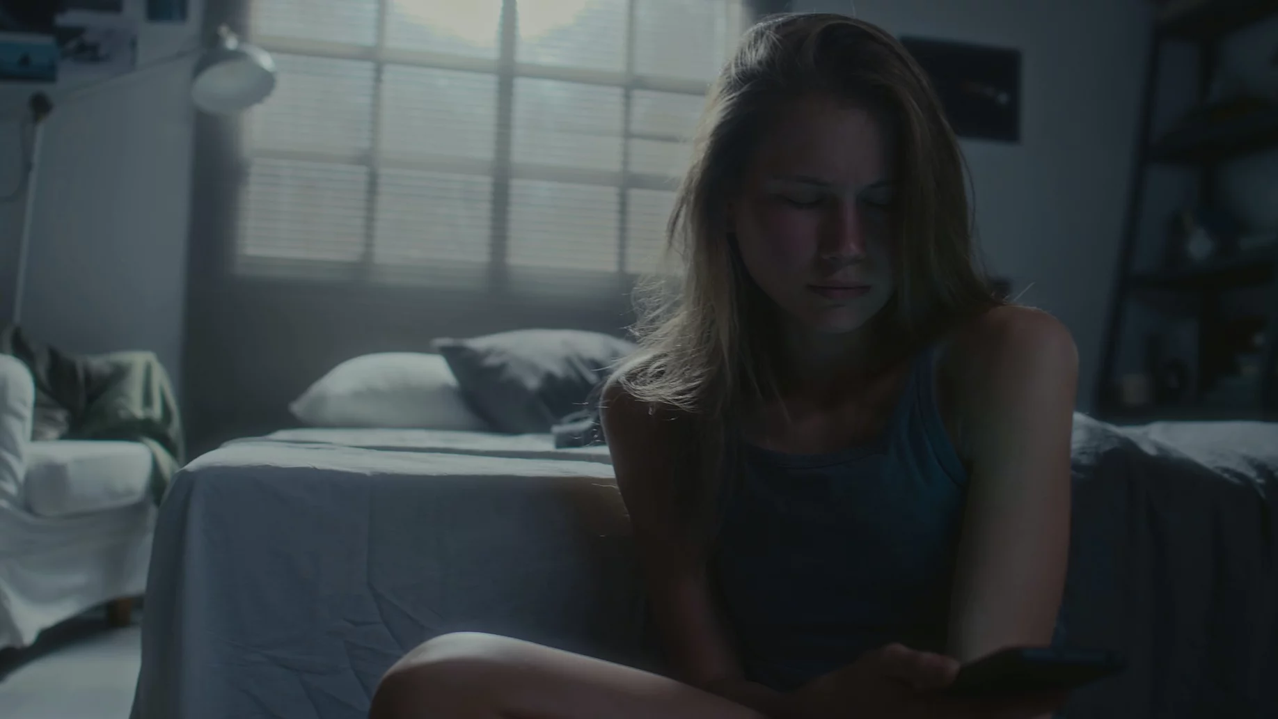 Czujesz, że tracisz kontrolę nad nastolatkiem? Można to jeszcze naprawić Na zdjęciu nastolatka wpatrzona w telefon